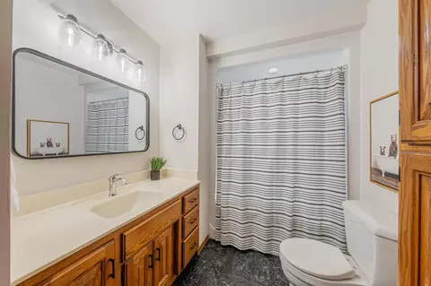 Bath - 2543 W Sunnyview Cir, Appleton, WI 54914 photo 3 of 5