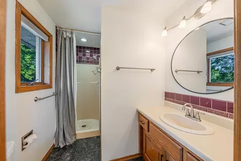 Bath - 2543 W Sunnyview Cir, Appleton, WI 54914 photo 2 of 5