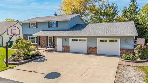 Exterior - 2543 W Sunnyview Cir, Appleton, WI 54914 photo 5 of 6