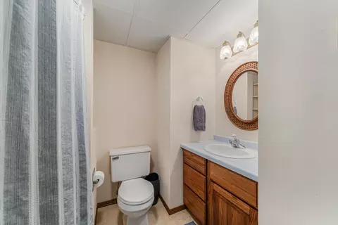 Bath - 2543 W Sunnyview Cir, Appleton, WI 54914 photo 4 of 5