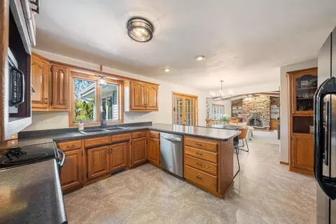 Kitchen - 2543 W Sunnyview Cir, Appleton, WI 54914 photo 5 of 6