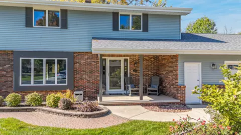 Exterior - 2543 W Sunnyview Cir, Appleton, WI 54914 photo 1 of 6