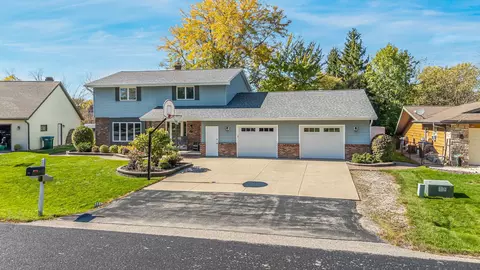 Exterior - 2543 W Sunnyview Cir, Appleton, WI 54914 photo 4 of 6