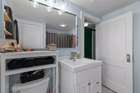 Bath - 911 N Kin St, Appleton, WI 54911 photo 2 of 3