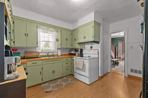 Kitchen - 911 N Kin St, Appleton, WI 54911 photo 1 of 3