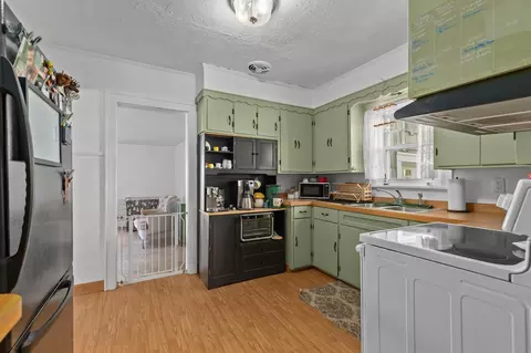 Kitchen - 911 N Kin St, Appleton, WI 54911 photo 3 of 3
