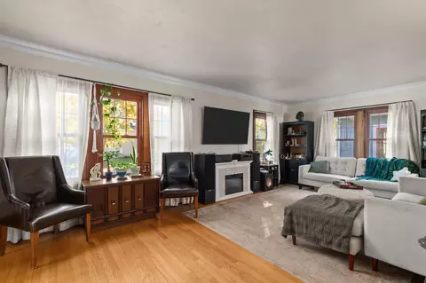 Living - 911 N Kin St, Appleton, WI 54911 photo 3 of 7