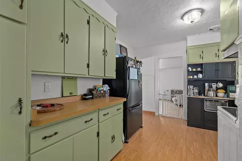 Kitchen - 911 N Kin St, Appleton, WI 54911 photo 2 of 3