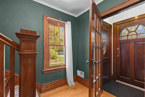 Entry Way - 911 N Kin St, Appleton, WI 54911 photo 2 of 4
