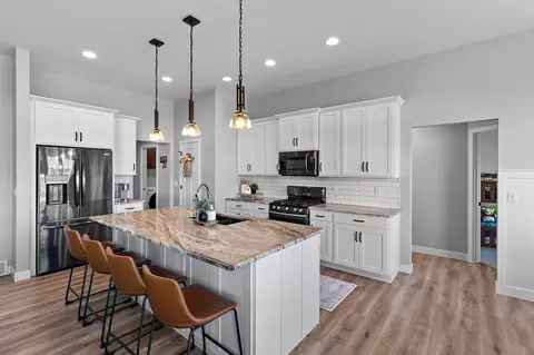 Kitchen - 2985 E Bluetopaz Dr, Appleton, WI 54913 photo 4 of 7