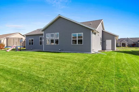 Exterior - 2985 E Bluetopaz Dr, Appleton, WI 54913 photo 5 of 8