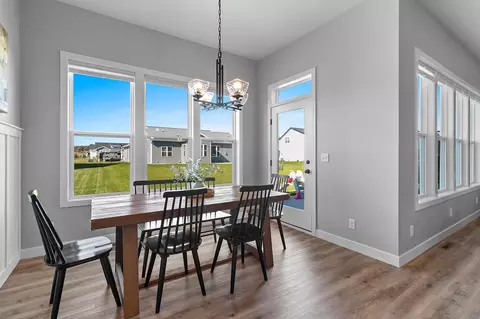 Dining - 2985 E Bluetopaz Dr, Appleton, WI 54913 photo 2 of 4
