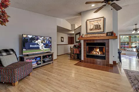 Living - 925 S Covenant Ln, Appleton, WI 54915 photo 2 of 3