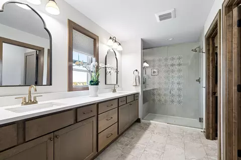 Bath - 244 E Spartan Dr, Appleton, WI 54913 photo 2 of 4