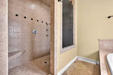Bath - 309 E Wentworth Ln, Appleton, WI 54913 photo 4 of 10
