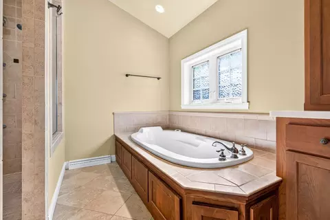 Bath - 309 E Wentworth Ln, Appleton, WI 54913 photo 3 of 10