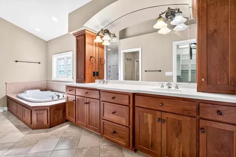 Bath - 309 E Wentworth Ln, Appleton, WI 54913 photo 2 of 10