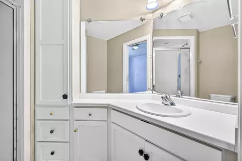 Bath - 309 E Wentworth Ln, Appleton, WI 54913 photo 6 of 10