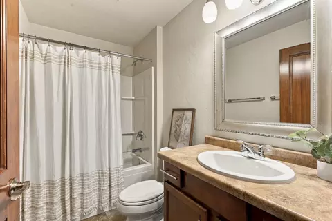 Bath - 2701 E Glenhurst Ln, Appleton, WI 54913 photo 2 of 4