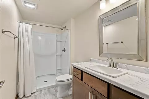 Bath - 2701 E Glenhurst Ln, Appleton, WI 54913 photo 4 of 4