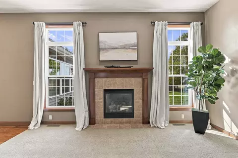 Living - 2701 E Glenhurst Ln, Appleton, WI 54913 photo 2 of 2