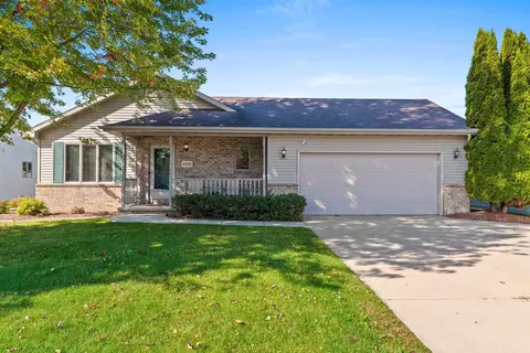 2605 Maple Grove Dr, Neenah, WI 54956