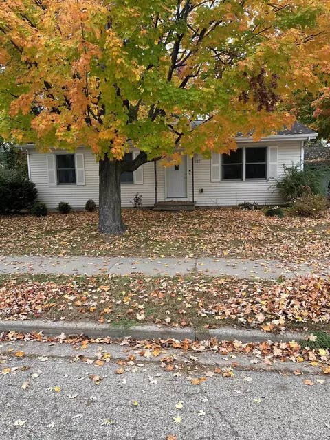 1137 E Clarke St, Waupaca, WI 54981