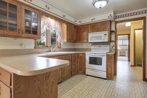 Kitchen - 530 W Capitol Dr, Appleton, WI 54911 photo 2 of 4
