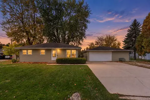 1487 Deerwood Dr, Neenah, WI 54956
