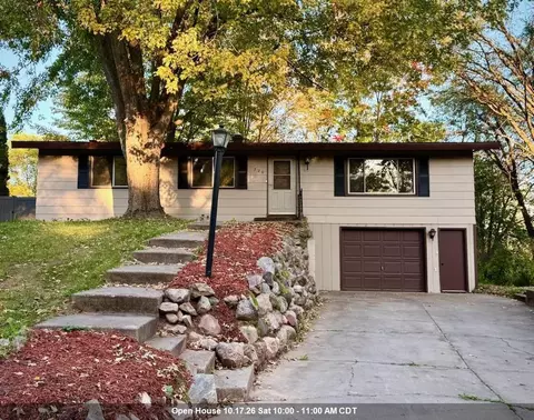 720 Wesley St, Waupaca, WI 54981