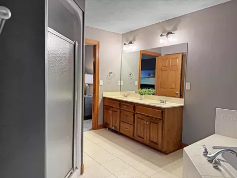 Bath - 233 E Fernwood Ln, Appleton, WI 54913 photo 4 of 5