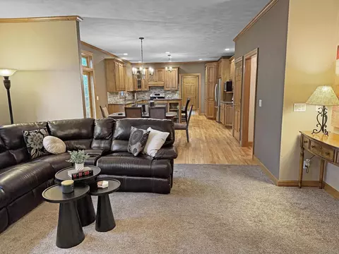 Living - 233 E Fernwood Ln, Appleton, WI 54913 photo 2 of 6