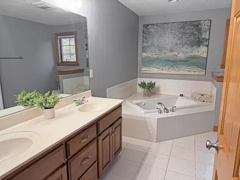 Bath - 233 E Fernwood Ln, Appleton, WI 54913 photo 3 of 5