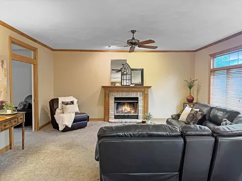 Living - 233 E Fernwood Ln, Appleton, WI 54913 photo 4 of 6