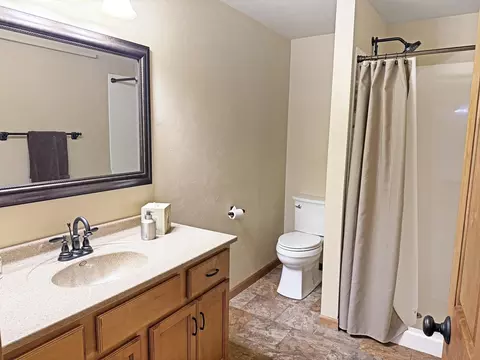 Bath - 233 E Fernwood Ln, Appleton, WI 54913 photo 5 of 5