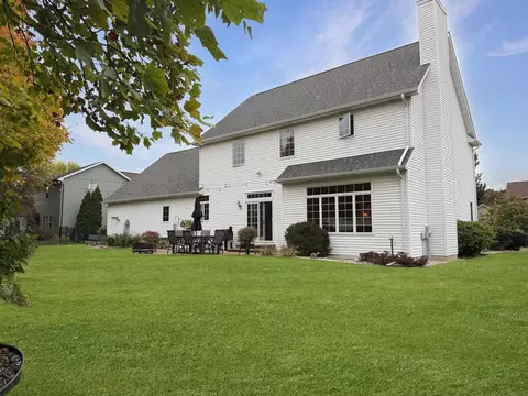 Exterior - 233 E Fernwood Ln, Appleton, WI 54913 photo 6 of 10