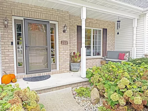Exterior - 233 E Fernwood Ln, Appleton, WI 54913 photo 2 of 10