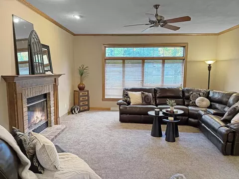 Living - 233 E Fernwood Ln, Appleton, WI 54913 photo 1 of 6
