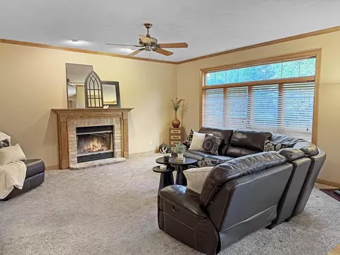 Living - 233 E Fernwood Ln, Appleton, WI 54913 photo 3 of 6