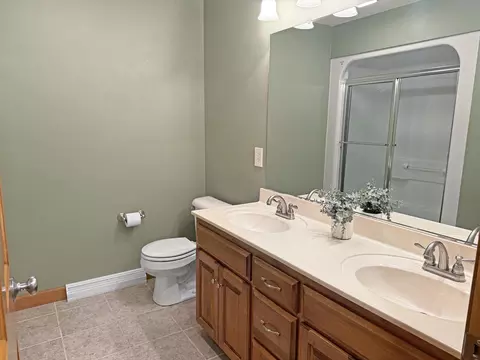 Bath - 233 E Fernwood Ln, Appleton, WI 54913 photo 2 of 5