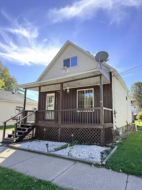 2313 Thomas St, Marinette, WI 54143