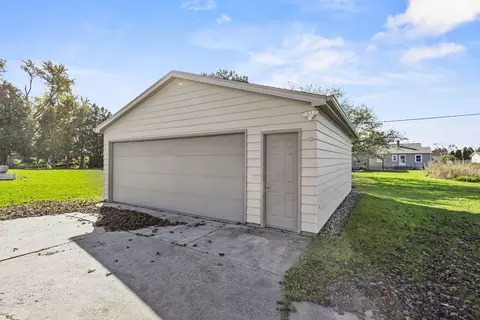 Exterior - 2417 Gmeiner Rd, Appleton, WI 54915 photo 7 of 10