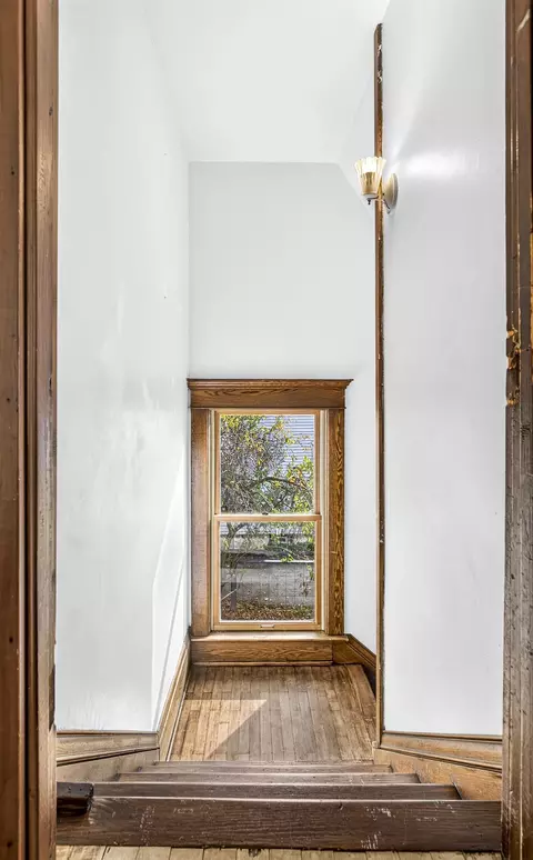 Entry Way - 620 N Oneida St, Appleton, WI 54911 photo 3 of 6