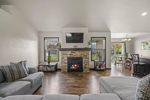 Living - 3328 Tulip Trl, Appleton, WI 54913 photo 2 of 4