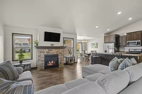 Living - 3328 Tulip Trl, Appleton, WI 54913 photo 1 of 4