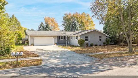902 Michigan Ln, Kaukauna, WI 54130