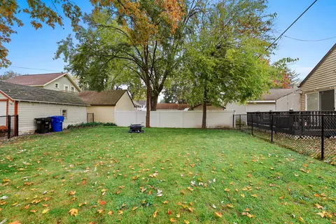 Exterior - 933 W Spring St, Appleton, WI 54914 photo 4 of 7