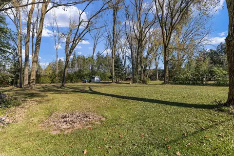 Exterior - 1320 W Edgewood Dr, Appleton, WI 54913 photo 7 of 9