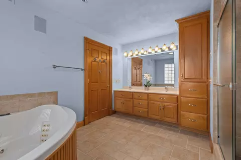 Bath - 808 E Mayfield Dr, Appleton, WI 54911 photo 4 of 7