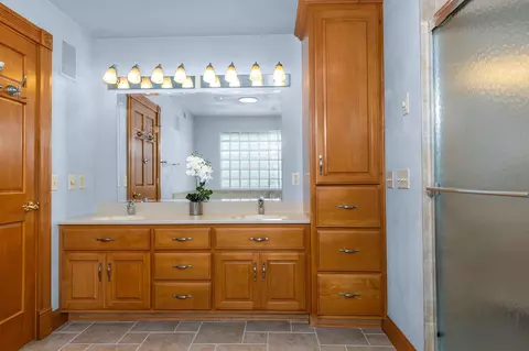 Bath - 808 E Mayfield Dr, Appleton, WI 54911 photo 3 of 7